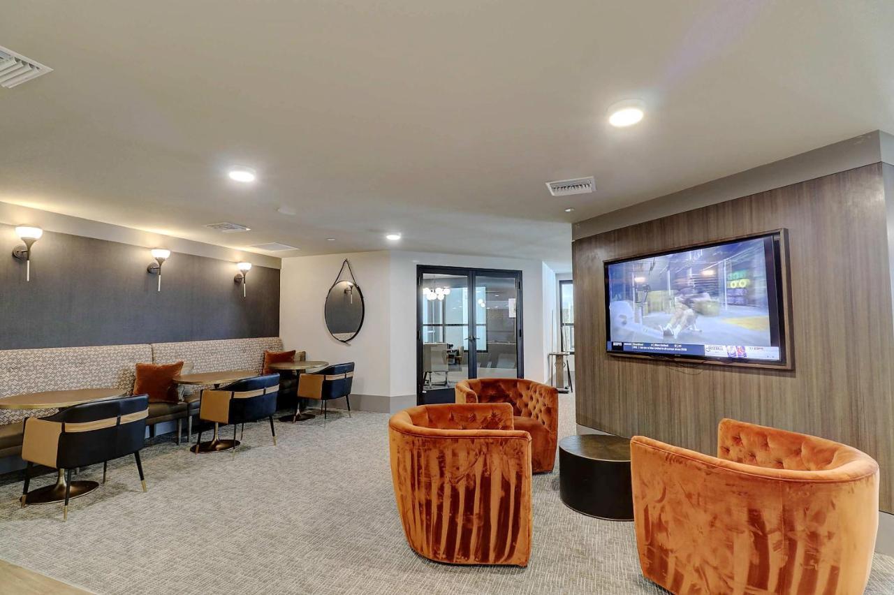Apartamento Walk Score 81-shopping District-king Bed-parking G3047 *